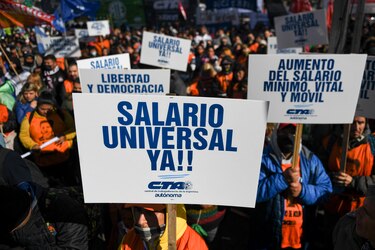Miles de manifestantes claman por un ‘salario universal’ en convulsionada Argentina