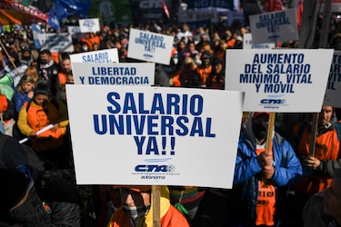 Miles de manifestantes claman por un ‘salario universal’ en convulsionada Argentina