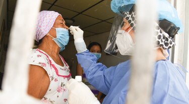 Un caso de Covid-19 por cada seis pruebas