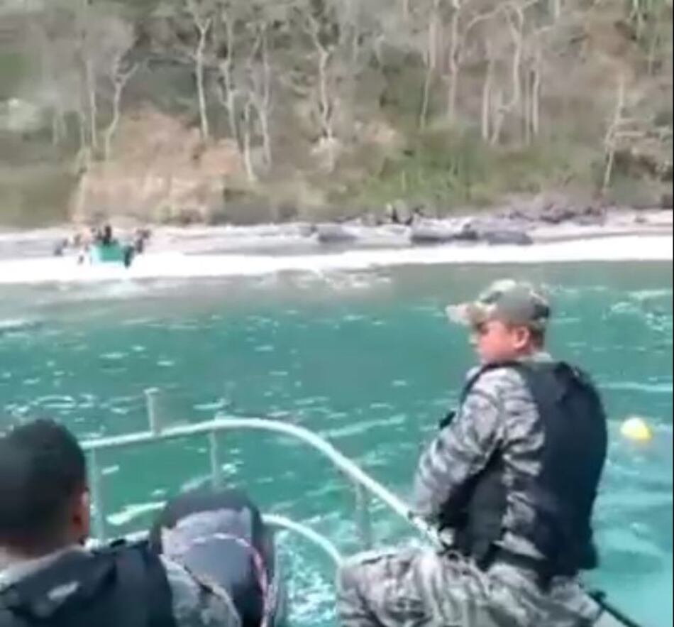 Policía rescata a 12 personas que naufragaron al sur de la isla de Otoque