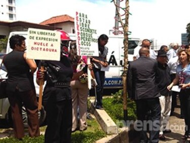 Realizan cadena humana en defensa de la libertad de expresión