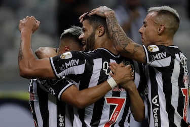 Con show de Hulk, Mineiro liquida 3-0 a River y pasa a semis de Libertadores