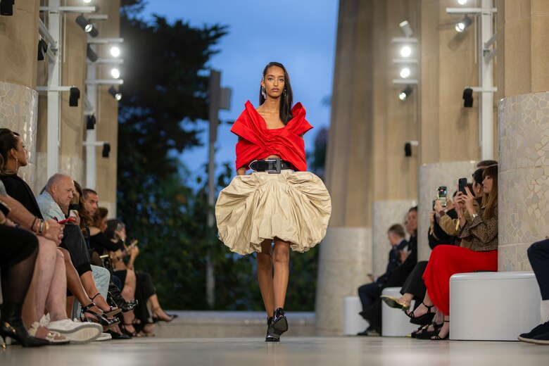 Fotos: El Park Güell de Barcelona acoge hoy el desfile de la colección Crucero 2025 de Louis Vuitton