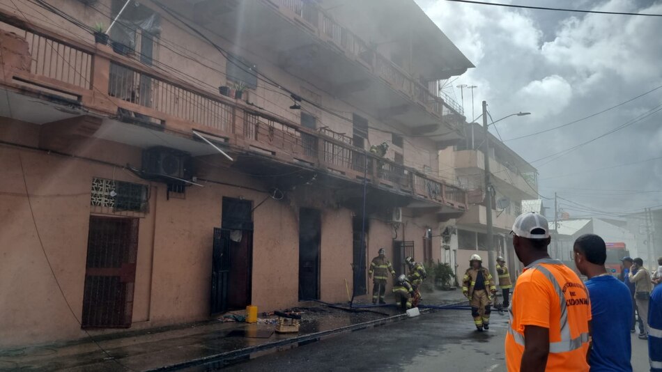 Bomberos extinguen incendio en edificio La Magnolia de Calidonia e inician investigaciones
