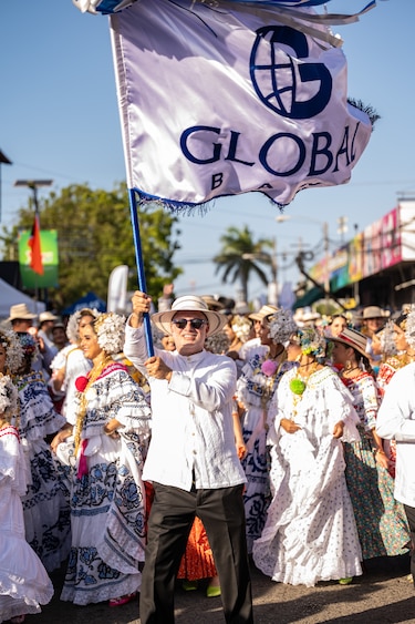 Global Bank celebra con orgullo y alegría una década participando en las Mil Polleras