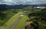 Aeronave aterriza en el aeropuerto de Howard tras impactar con un animal