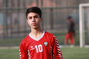 Fallece un joven futbolista afgano al tratar de huir del país en avión