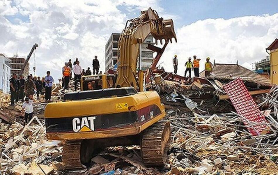 Tres muertos y decenas de desaparecidos tras derrumbe de edificio en Camboya