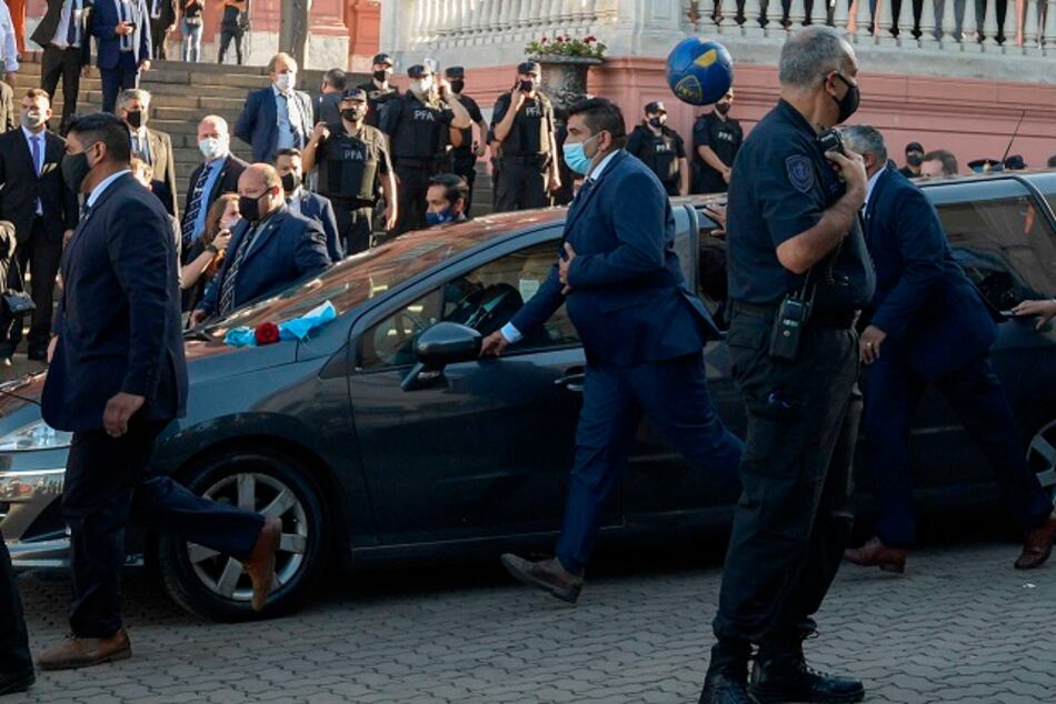 Cortejo fúnebre de Diego Maradona parte de la Casa Rosada hacia el cementerio