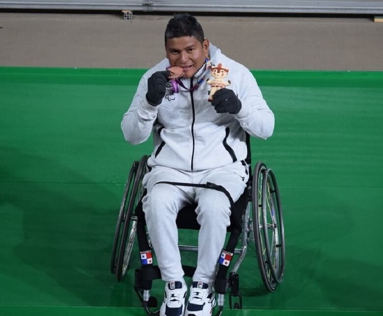 Un medallista panameño de silla de ruedas, un ascensor y su frustración