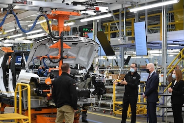 GM inaugura planta de camionetas eléctricas
