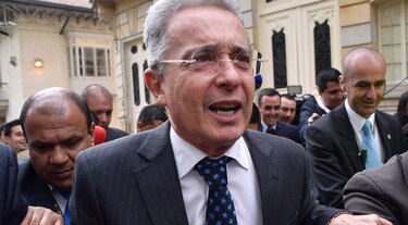 Álvaro Uribe felicita a Santos por Nobel y desea cambio de 'dañino' pacto con FARC