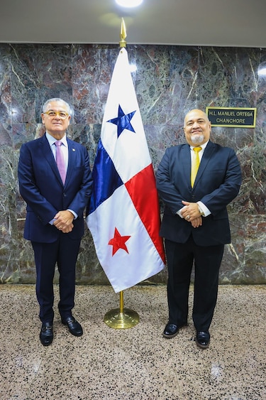 Anel ‘Bolo’ Flores asume como nuevo contralor; promete fortalecer auditorías