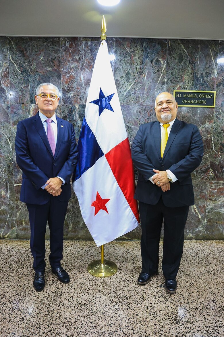 Anel ‘Bolo’ Flores asume como nuevo contralor; promete fortalecer auditorías