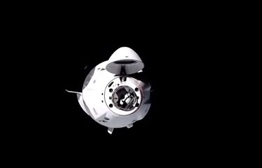 La cápsula Dragon de SpaceX Crew se acopla a la Estación Espacial Internacional