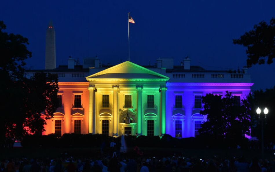 Fachada de la Casa Blanca decorada con los colores del arcoíris en apoyo al matrimonio gay