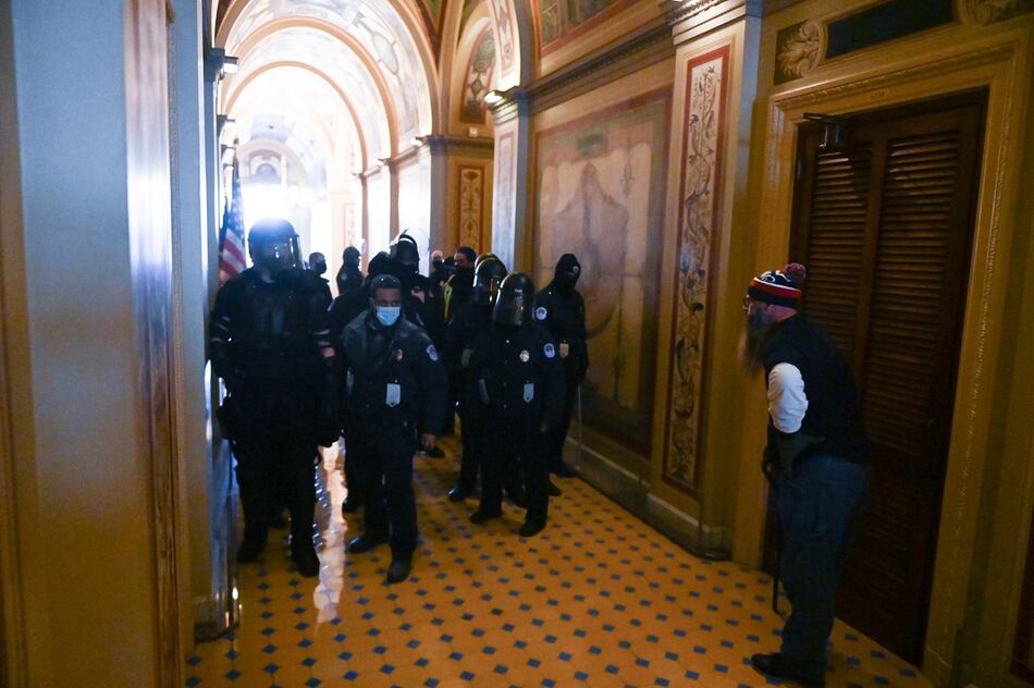 Mujer que murió en el Capitolio fue baleada por la policía; en total fueron cuatro fallecidos en la protesta