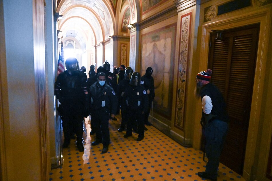 Mujer que murió en el Capitolio fue baleada por la policía; en total fueron cuatro fallecidos en la protesta
