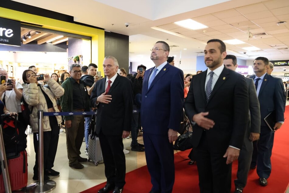 Llega a Panamá el presidente de Costa Rica, Rodrigo Chaves, para reunión bilateral con Mulino