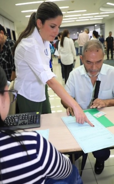 Cepanim: Jubilados siguen retirando sus certificados, muchos con su suéter de La Sele