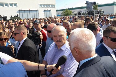 Aumenta la presión en Bielorrusia contra Lukashenko, abucheado en una fábrica