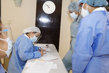 Se inicia proceso de vacunación a personal que atiende a pacientes Covid-19 en hospitales privados