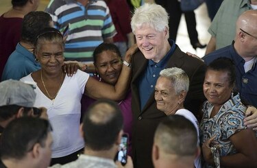 Bill Clinton visita Puerto Rico, aún a oscuras a dos meses del huracán