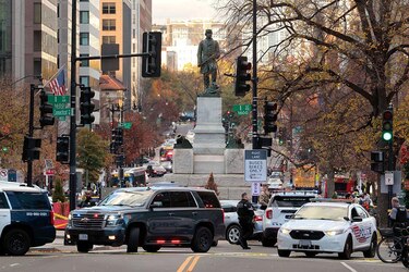 Arrestan a un conductor que estrelló su camioneta contra una barricada de la Casa Blanca