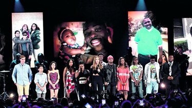 Jóvenes piden paz en la gala de los Teen Choice