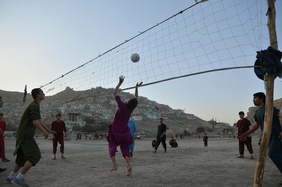 Miles de afganos llegan a la frontera con Irán