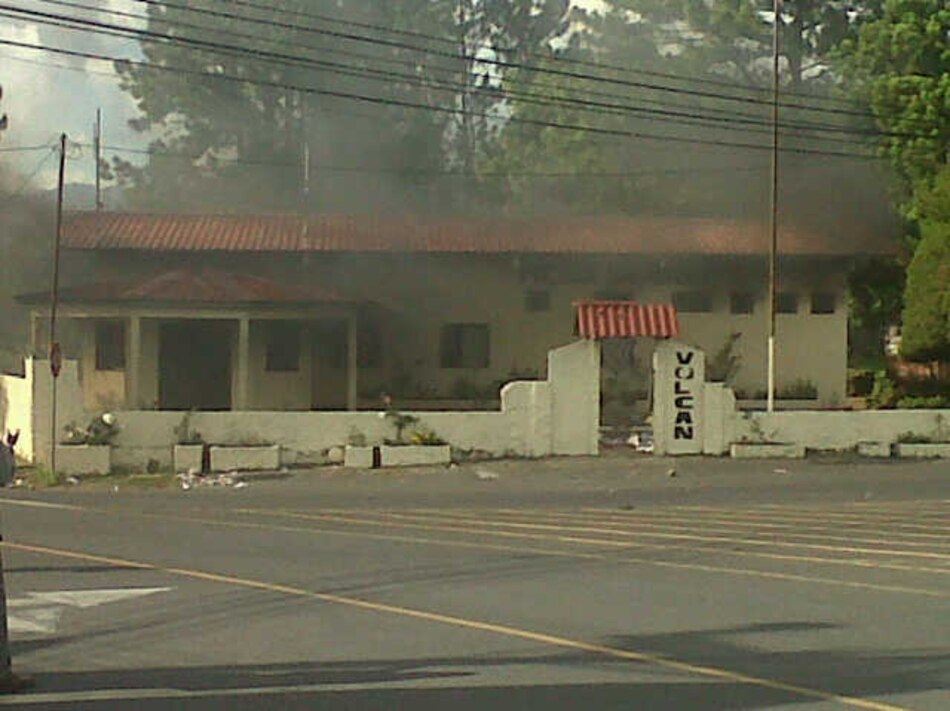 Indígenas se toman y queman el cuartel de la Policía de Volcán