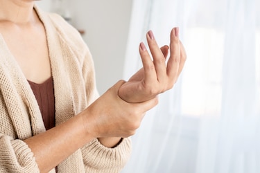 Las hormonas sexuales influyen en que las mujeres experimenten más dolor que los hombres 