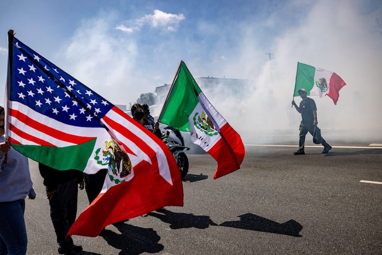 ¿Por qué genera polémica la bandera de México en las protestas contra las redadas en Los Ángeles?
