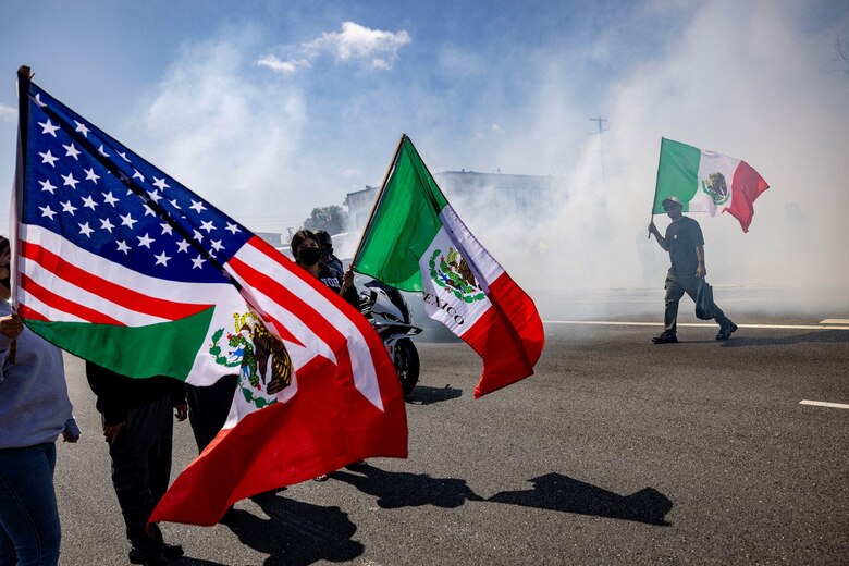 ¿Por qué genera polémica la bandera de México en las protestas contra las redadas en Los Ángeles?
