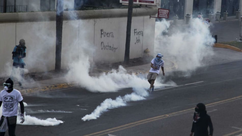 Al menos 15 heridos por represión durante manifestación contra la reelección de Juan Orlando Hernández