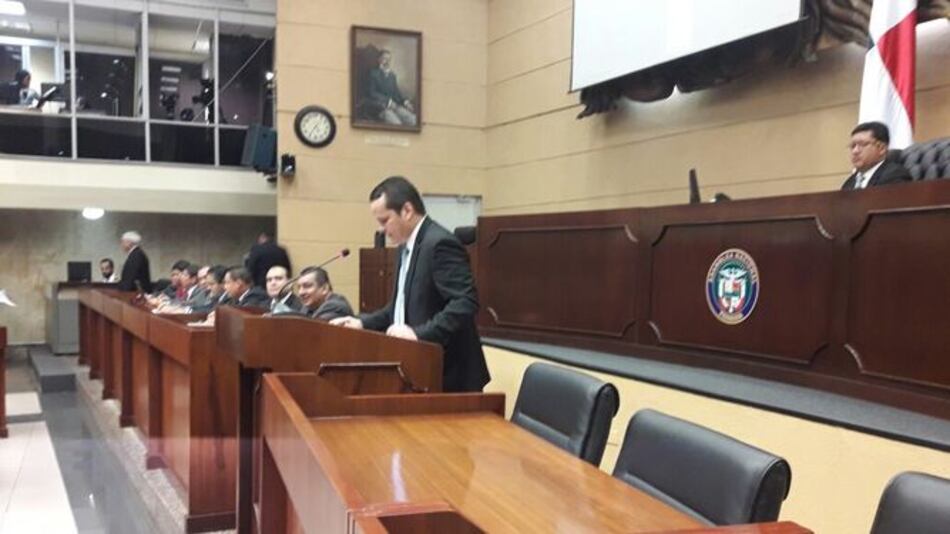 Diputados lanzan duras críticas contra director de la Lotería Nacional