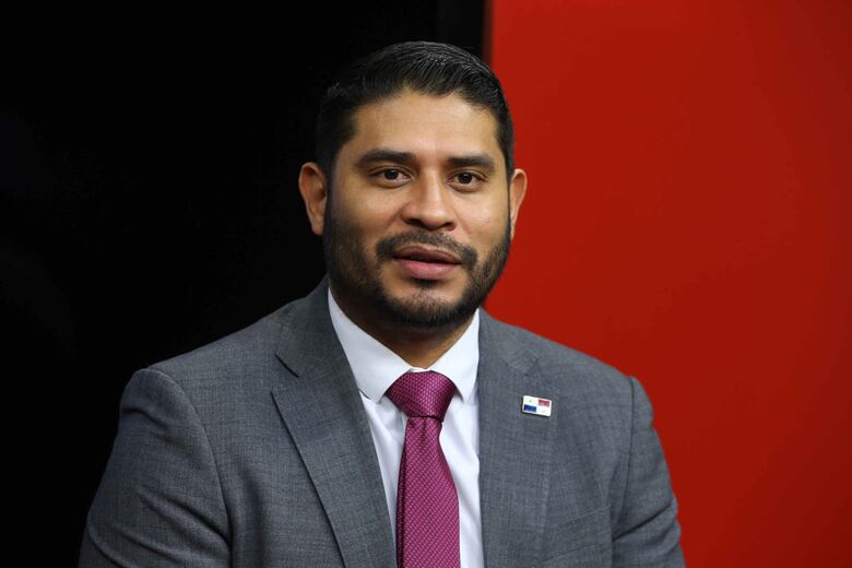 Contralor refrenda por insistencia aumento de salario de los magistrados de la Corte