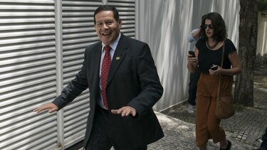 Jair Bolsonaro define su equipo para gobernar Brasil