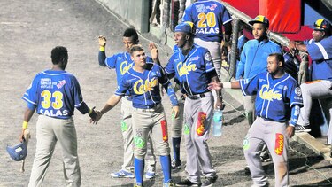 Colón parte por delante
