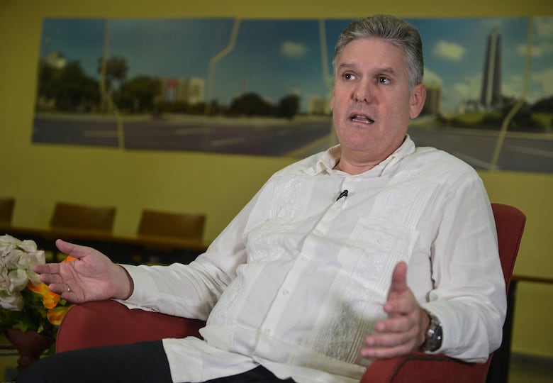 Quién es Alejandro Gil, el exministro de economía de Cuba condenado a cadena perpetua por corrupción y espionaje en un juicio rodeado de secretismo