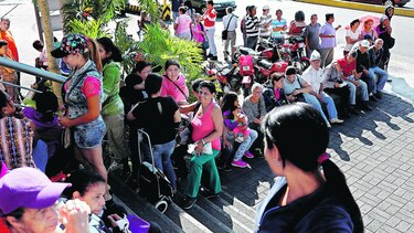 Regresan las largas filas en Venezuela