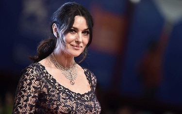 Mónica Bellucci luce costoso collar y llega con guardaespaldas armados