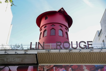 El Moulin Rouge, símbolo de París, amanece sin aspas por primera vez en 135 años