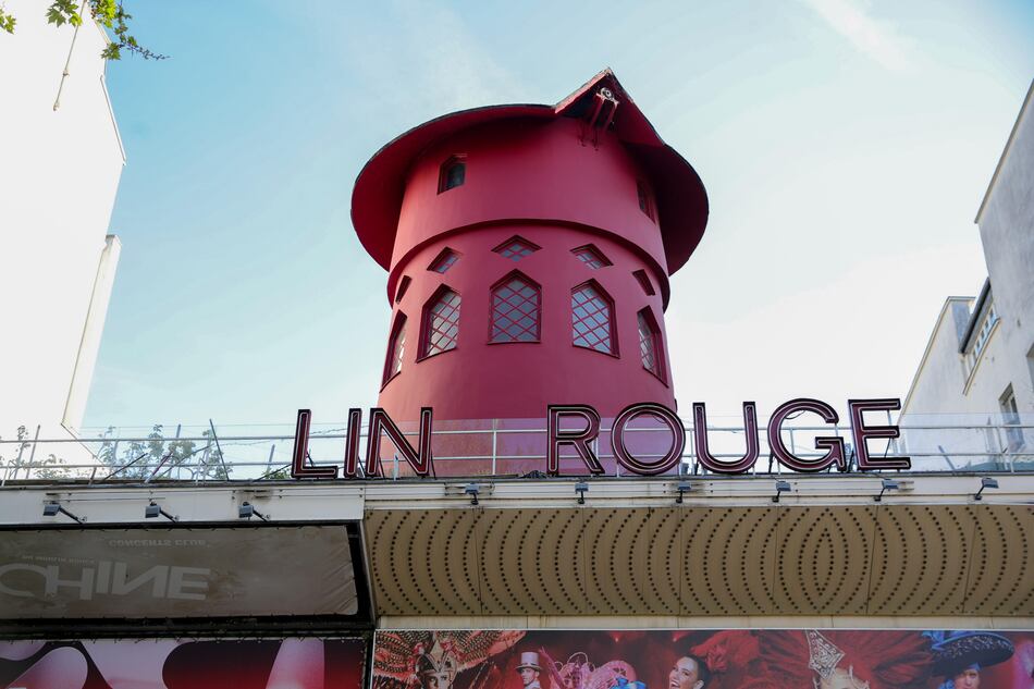 El Moulin Rouge, símbolo de París, amanece sin aspas por primera vez en 135 años