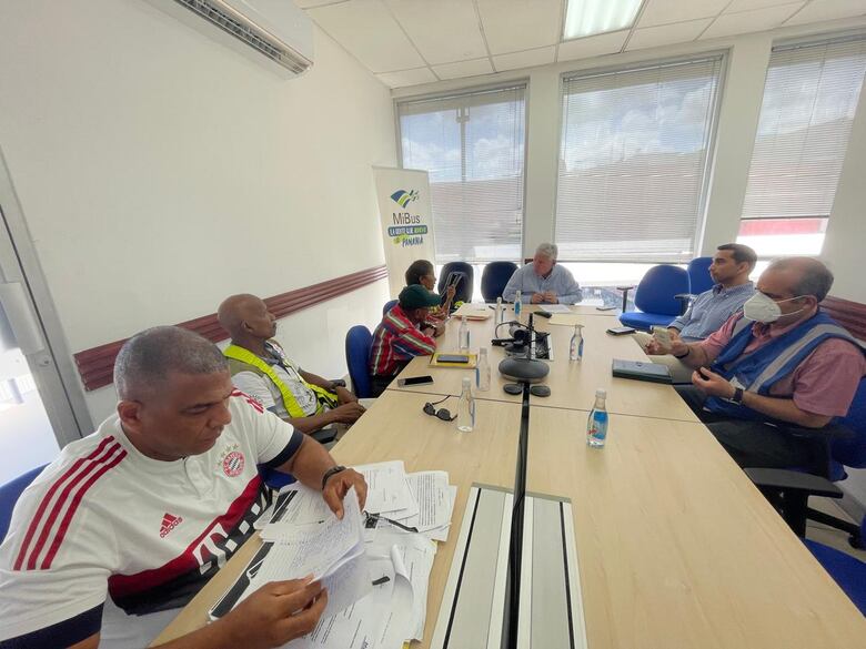 Usuarios se reúnen con Mi Bus, piden más unidades y mayor frecuencia de los buses