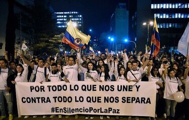 Decenas de miles marchan a favor de la paz en Colombia