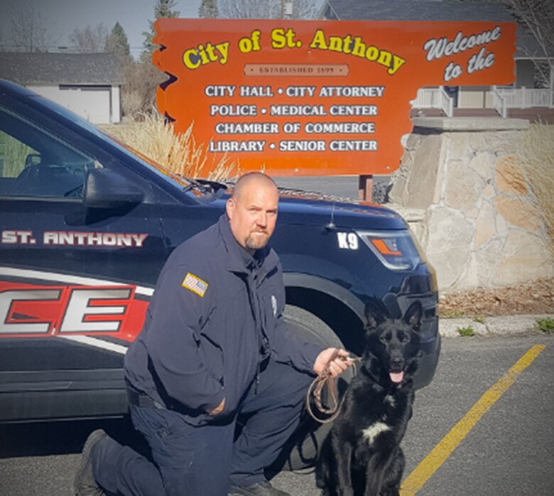 Actor Erik Estrada dona perro detector de drogas a la policía