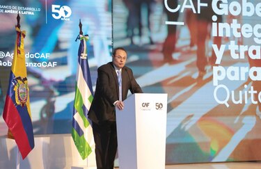 Dimite presidente de la CAF tras acusaciones