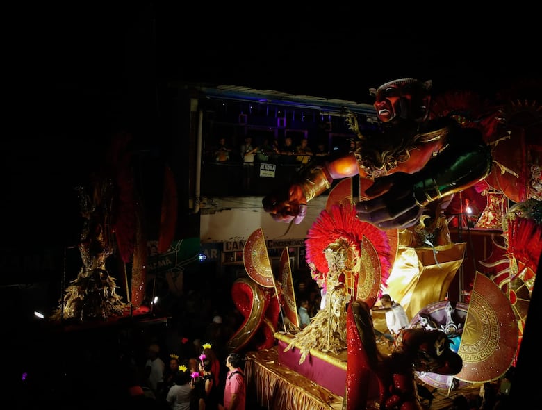 Las Reinas de Calle Arriba y Calle Abajo deslumbran en Las Tablas con un espectacular desfile
