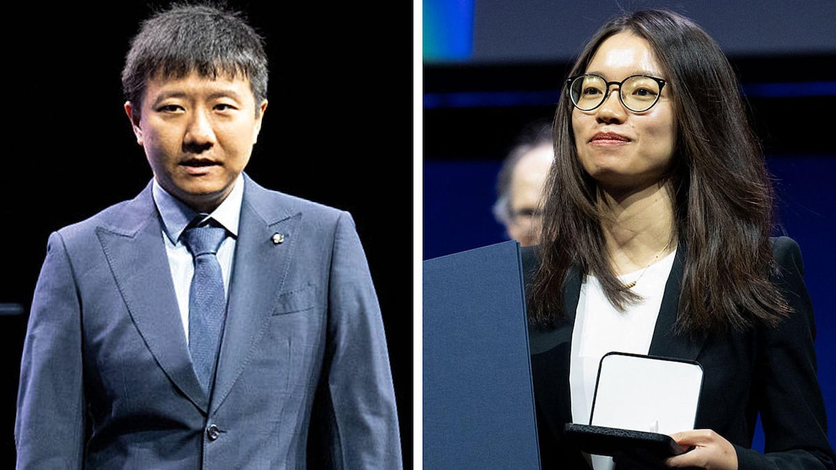 Hai giáo sư Yu Deng và Hong Wang là người Trung Quốc đầu tiên nhận Huy chương Fields. (Getty Images)